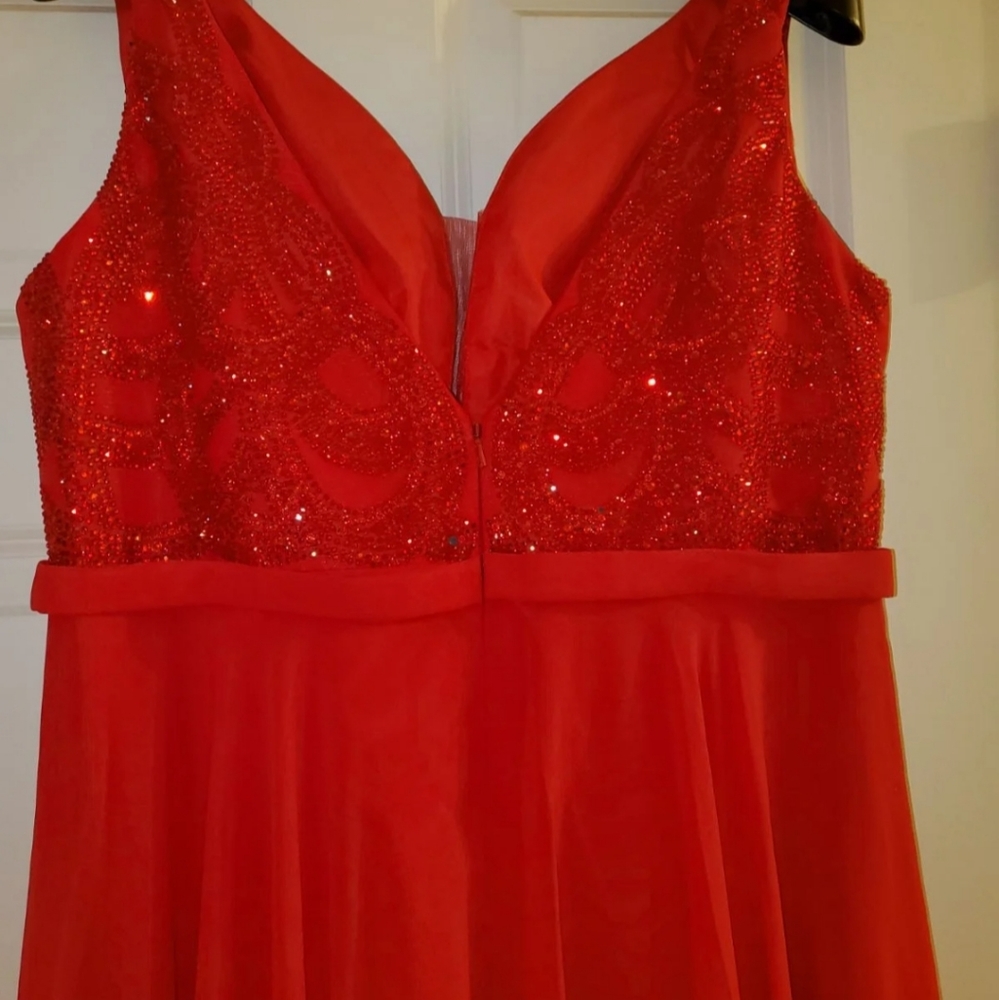 Red Gown - Picture 2 of 6